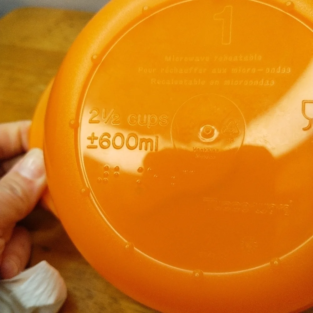 New Tupperware Orange 2 1/2 vent and serve round lunch container